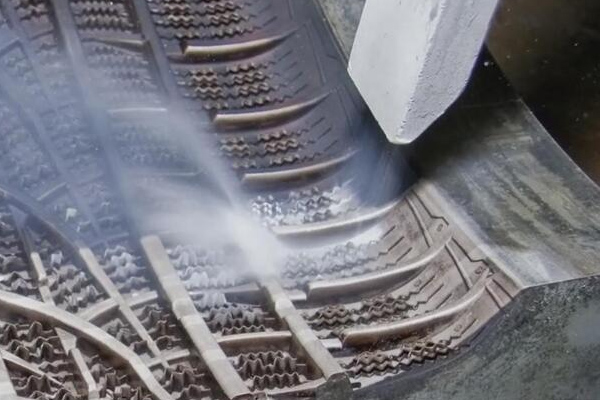 干冰清洗機橡膠輪胎翻新前的最佳清潔方案