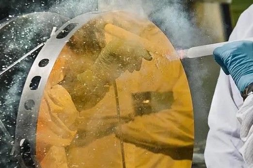 干冰清洗與噴砂清洗：清潔技術的新舊對決