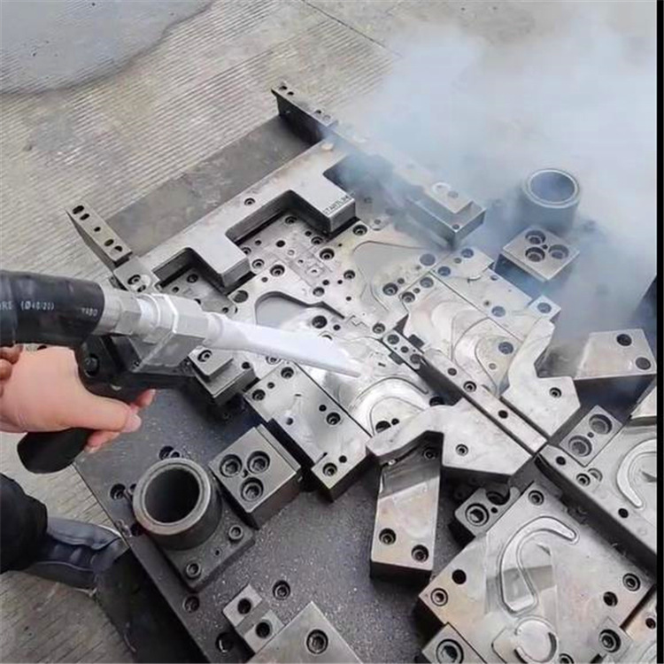 干冰清洗：汽車發(fā)動(dòng)機(jī)積碳的環(huán)保清潔解決方案