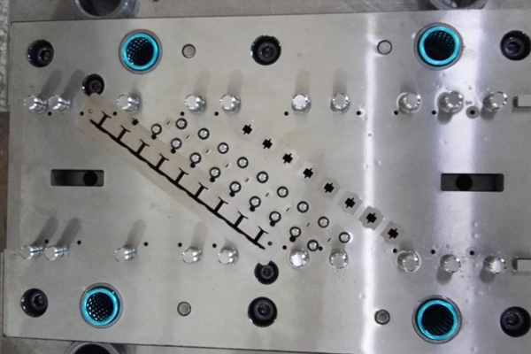 干冰清洗模具的高效解決方案：顛覆傳統清潔方法